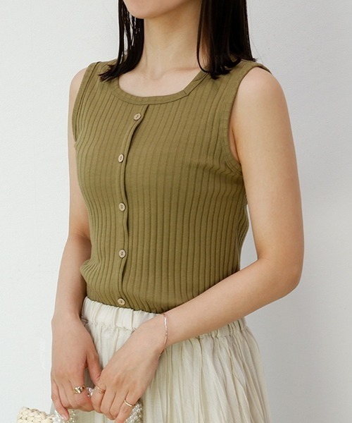 CLOTHY(クロシィ)の「【ブラ紐もナチュラルに隠せる!】フェイクボタンリブタンクトップ(タンクトップ・レディース・カーキ/ブラック/グレイッシュベージュ/ブラウン/オレンジ・LARGE/MEDIUM)」の16枚目の写真