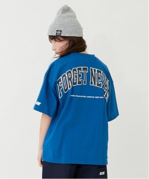GLAZOS(グラソス)の「【大人向けサイズあり】【FORGETNEVER】バックアーチカレッジロゴ半袖Tシャツ_GLSW(Tシャツ/カットソー・キッズ・ブラック/ブルー/ホワイト・M/L/LL/S)」の1枚目の写真