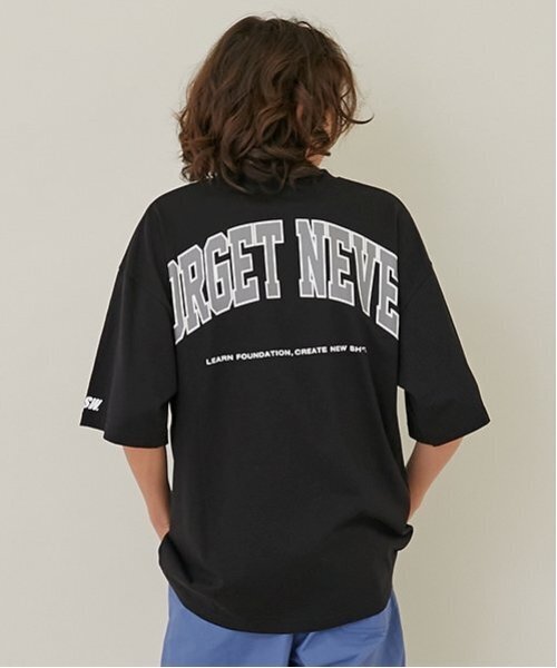 GLAZOS(グラソス)の「【大人向けサイズあり】【FORGETNEVER】バックアーチカレッジロゴ半袖Tシャツ_GLSW(Tシャツ/カットソー・キッズ・ブラック/ブルー/ホワイト・M/L/LL/S)」の3枚目の写真