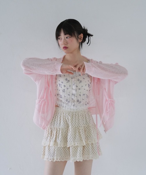 Uenui(ウニュイ)の「花柄 ビジュー ボタン キャミソール(キャミソール・レディース・レッド/パープル/ブルー・FREE)」の3枚目の写真