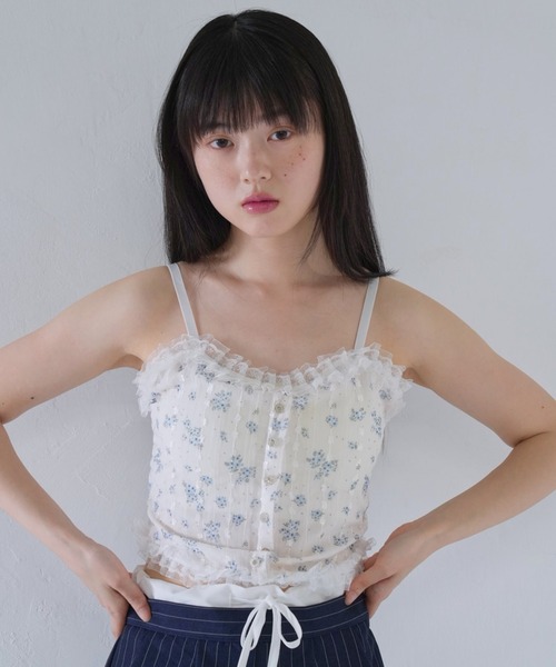 Uenui(ウニュイ)の「花柄 ビジュー ボタン キャミソール(キャミソール・レディース・レッド/パープル/ブルー・FREE)」の2枚目の写真