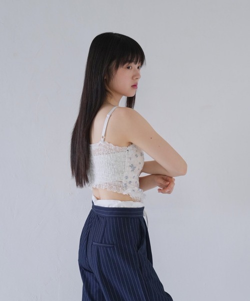 Uenui(ウニュイ)の「花柄 ビジュー ボタン キャミソール(キャミソール・レディース・レッド/パープル/ブルー・FREE)」の13枚目の写真