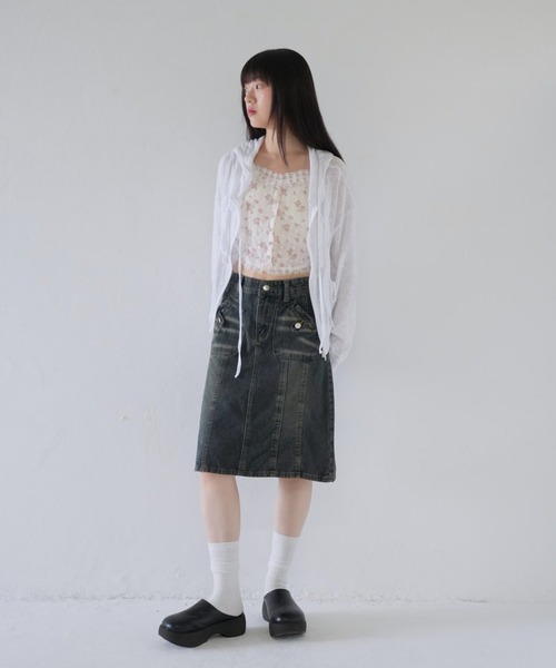 Uenui(ウニュイ)の「花柄 ビジュー ボタン キャミソール(キャミソール・レディース・レッド/パープル/ブルー・FREE)」の15枚目の写真