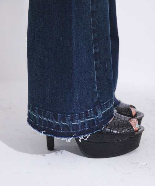 Diable baiser(ディアブルベーゼ)の「セクシーガーター風ギャルストレッチフレアデニムパンツ(デニムパンツ・レディース・ブルー/ブラック/ライトブルー・SMALL/MEDIUM/LARGE/LL)」の18枚目の写真