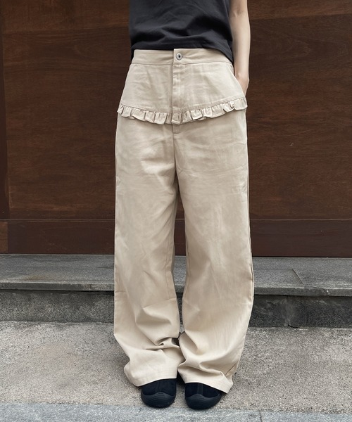 UNE MANSION(ユヌマンション)の「コットン100%フロントフリルポイントローライズワイドシルエットパンツ(その他パンツ・レディース・ブラック/チャコール/ベージュ・SMALL/MEDIUM/LARGE)」の1枚目の写真