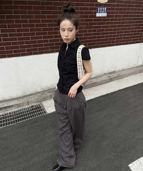 UNE MANSION(ユヌマンション)の「コットン100%フロントフリルポイントローライズワイドシルエットパンツ(その他パンツ・レディース・ブラック/チャコール/ベージュ・SMALL/MEDIUM/LARGE)」の6枚目の写真