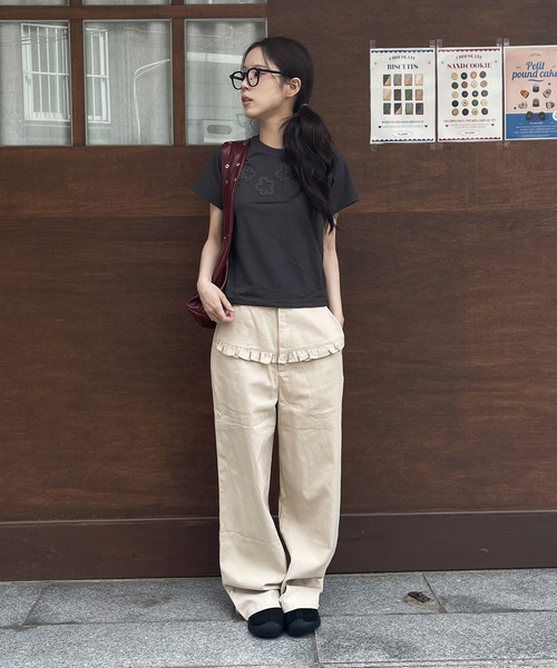 UNE MANSION(ユヌマンション)の「コットン100%フロントフリルポイントローライズワイドシルエットパンツ(その他パンツ・レディース・ブラック/チャコール/ベージュ・SMALL/MEDIUM/LARGE)」の4枚目の写真