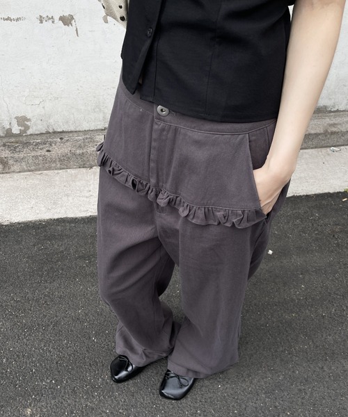 UNE MANSION(ユヌマンション)の「コットン100%フロントフリルポイントローライズワイドシルエットパンツ(その他パンツ・レディース・ブラック/チャコール/ベージュ・SMALL/MEDIUM/LARGE)」の14枚目の写真