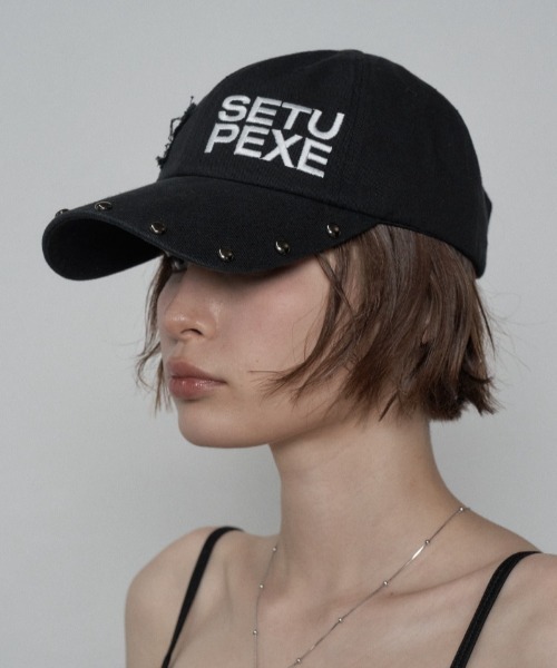 SETUPEXE（セットアップイーエックスイー）の「【日本未発売/WEB限定】SETUPEXE(セットアップイーエックスイー)/ロゴ スタッズ ヴィンテージ ベースボールキャップ 帽子/STUDDED LOGO BALL CAP（キャップ・レディース・ブラック/チャコールグレー/ブラック系その他・FREE）」の2枚目の写真