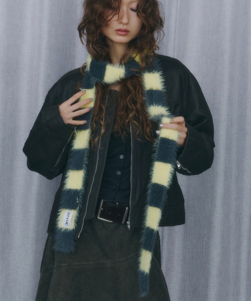 DTYYPE（ドタイプ）の「ボディピアス付きボーダースリムマフラー（マフラー・レディース・イエロー/レッド/ブラック・FREE）」の6枚目の写真