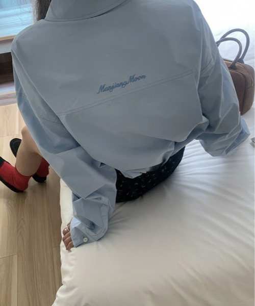 LAC-VERT(ラック・ヴェール)の「バック刺繍オーバーサイズシャツ(シャツ/ブラウス・レディース・ブルー/ホワイト/ピンク・FREE)」の2枚目の写真