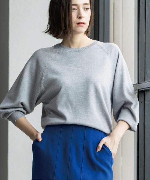 OPAQUE.CLIP（オペークドットクリップ）の「ラグランクルーネックニット/エクストラファインメリノウール【THEシリーズ/洗濯機OK】（ニット/セーター・レディース・ブラック/グレー系4/キャメル/ワインレッド/グリーン系その他5/ブルー系その他・38/40/36/42）」の2枚目の写真