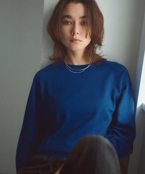 OPAQUE.CLIP（オペークドットクリップ）の「ラグランクルーネックニット/エクストラファインメリノウール【THEシリーズ/洗濯機OK】（ニット/セーター・レディース・ブラック/グレー系4/キャメル/ワインレッド/グリーン系その他5/ブルー系その他・38/40/36/42）」の4枚目の写真