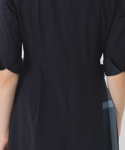 BLUE LABEL CRESTBRIDGE(ブルーレーベルクレストブリッジ)の「ピマコットンプレーティング天竺パーシャルチェックドレス(ワンピース・レディース・ブラック/ダークネイビー・36/40/38)」の22枚目の写真