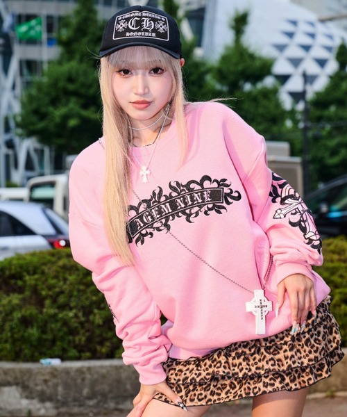 A‘gem 9(エージェムナイン)の「A'GEM/9 × .kom 『A'GEM/9/エージェムナイン』クロスロゴトレーナー(スウェット・メンズ・ピンク/ブラック・FREE)」の13枚目の写真