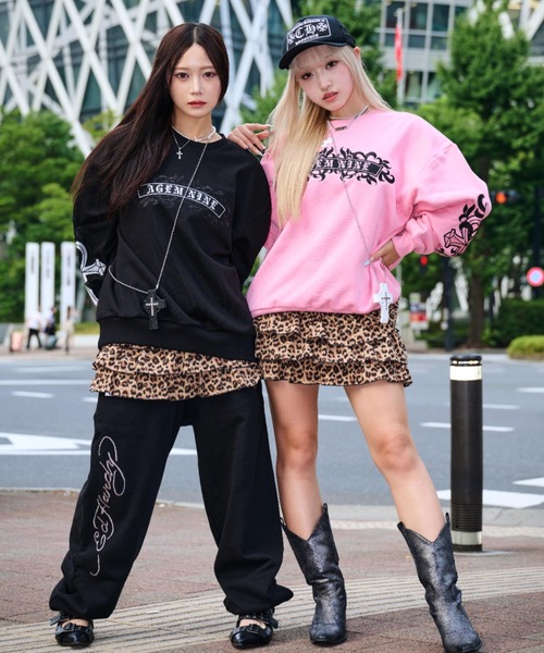 A‘gem 9(エージェムナイン)の「A'GEM/9 × .kom 『A'GEM/9/エージェムナイン』クロスロゴトレーナー(スウェット・メンズ・ピンク/ブラック・FREE)」の7枚目の写真