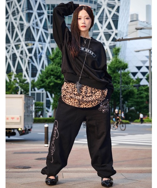 A‘gem 9(エージェムナイン)の「A'GEM/9 × .kom 『A'GEM/9/エージェムナイン』クロスロゴトレーナー(スウェット・メンズ・ピンク/ブラック・FREE)」の11枚目の写真