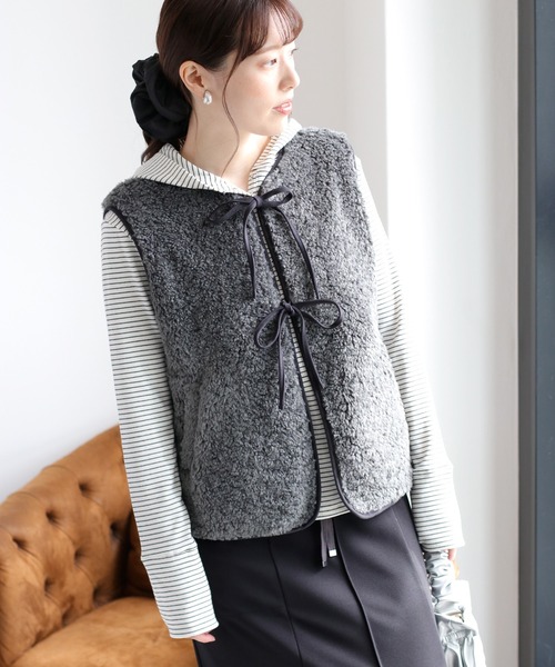 cepo（セポ）の「ボアパイピングリボンベスト（ブルゾン・レディース・チャコール/ベージュ/オフホワイト・M）」の3枚目の写真