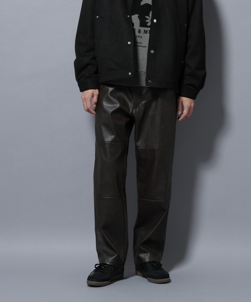NANO universe(ナノユニバース)の「ヴィンテージライクフェイクレザー ダブルニーテーパードパンツ(その他パンツ・メンズ・ブラック/ブラウン・M/L)」の2枚目の写真