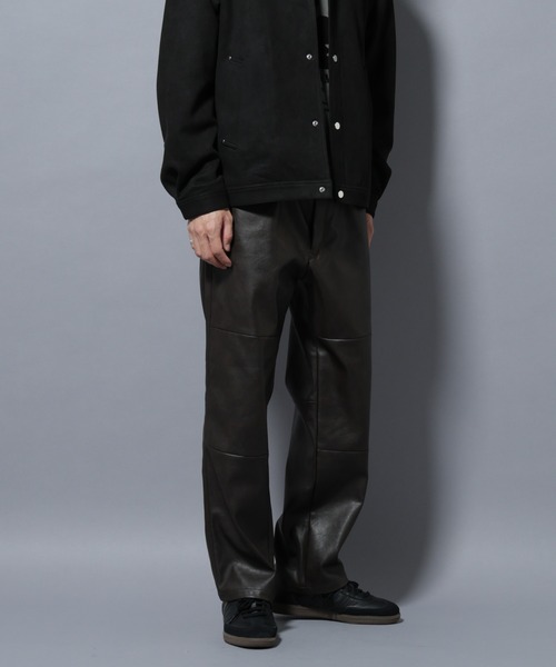 NANO universe(ナノユニバース)の「ヴィンテージライクフェイクレザー ダブルニーテーパードパンツ(その他パンツ・メンズ・ブラック/ブラウン・M/L)」の10枚目の写真