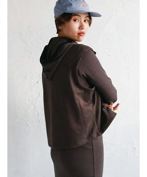 FIKA.(フィーカ)の「Suede like military vest(ベスト・レディース・ダークブラウン/ダークカーキ・MEDIUM)」の4枚目の写真