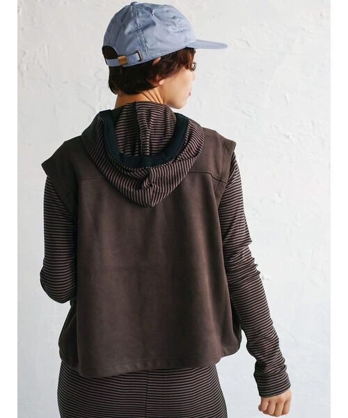 FIKA.(フィーカ)の「Suede like military vest(ベスト・レディース・ダークブラウン/ダークカーキ・MEDIUM)」の5枚目の写真