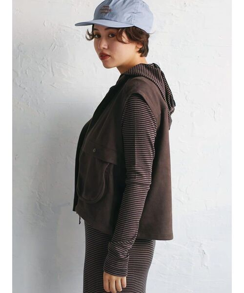 FIKA.(フィーカ)の「Suede like military vest(ベスト・レディース・ダークブラウン/ダークカーキ・MEDIUM)」の6枚目の写真