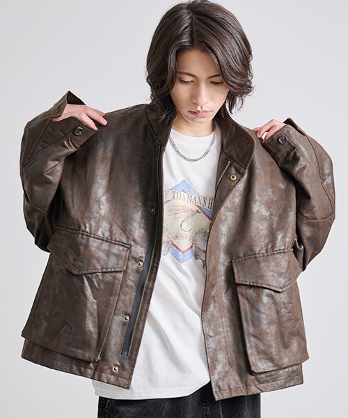 Revo.(レボ)の「Revo. ヴィンテージ エイジング加工 合皮レザー フライトジャケット(ブルゾン・メンズ・ブラウン/カーキ/ブラック・2/1)」の2枚目の写真
