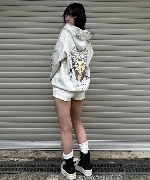 ZIPPER CLUB(ZIPPER CLUB ジッパークラブ)の「cross design fur zip(パーカー・レディース・ライトグレー/ブラック・SMALL/MEDIUM/LARGE)」の4枚目の写真