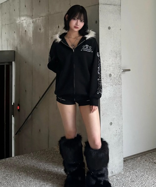ZIPPER CLUB(ZIPPER CLUB ジッパークラブ)の「cross design fur zip(パーカー・レディース・ライトグレー/ブラック・SMALL/MEDIUM/LARGE)」の11枚目の写真