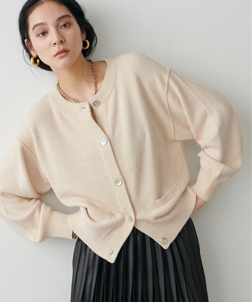 LARUTA(ラルータ)の「【LARUTA】モチフワフェザーニットショートカーディガン(カーディガン/ボレロ・レディース・レッド/パープル/ブラック/グレイッシュベージュ/アイボリー・FREE)」の2枚目の写真
