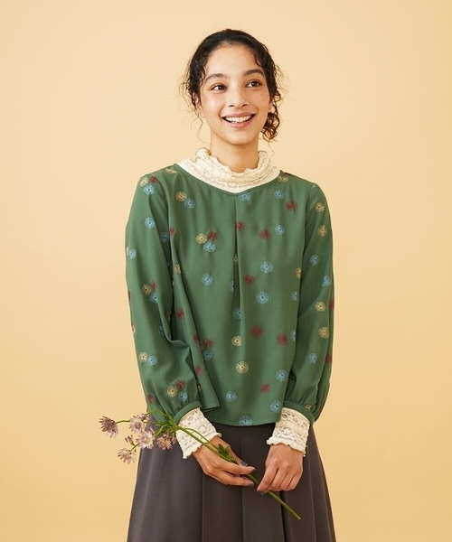 Jocomomola(ホコモモラ)の「Estrella ハートネックフラワー刺繍ブラウス(シャツ/ブラウス・レディース・オレンジ系その他/グリーン・40/42)」の2枚目の写真