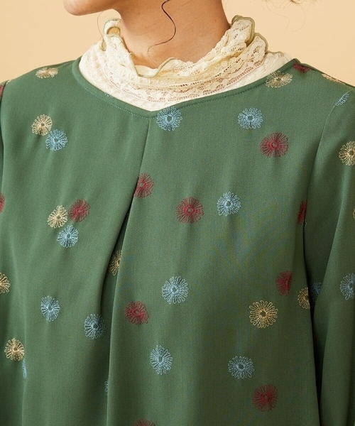 Jocomomola(ホコモモラ)の「Estrella ハートネックフラワー刺繍ブラウス(シャツ/ブラウス・レディース・オレンジ系その他/グリーン・40/42)」の11枚目の写真