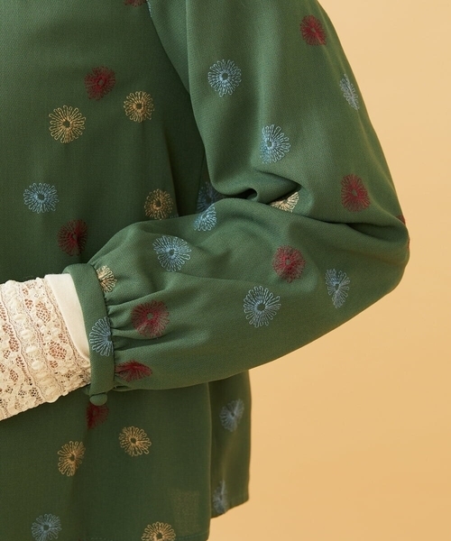 Jocomomola(ホコモモラ)の「Estrella ハートネックフラワー刺繍ブラウス(シャツ/ブラウス・レディース・オレンジ系その他/グリーン・40/42)」の10枚目の写真