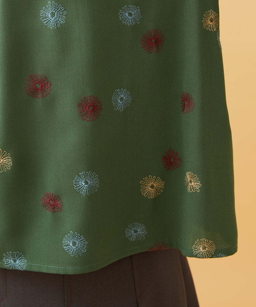 Jocomomola(ホコモモラ)の「Estrella ハートネックフラワー刺繍ブラウス(シャツ/ブラウス・レディース・オレンジ系その他/グリーン・40/42)」の9枚目の写真