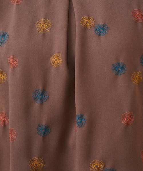 Jocomomola(ホコモモラ)の「Estrella ハートネックフラワー刺繍ブラウス(シャツ/ブラウス・レディース・オレンジ系その他/グリーン・40/42)」の5枚目の写真
