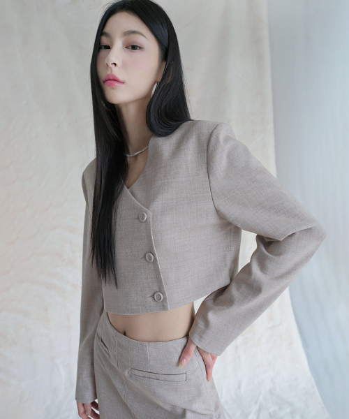 AVANDRESS（アバンドレス ）の「Karin Crop Jacket CHARCOAL（テーラードジャケット・レディース・チャコール・SMALL/MEDIUM）」の2枚目の写真