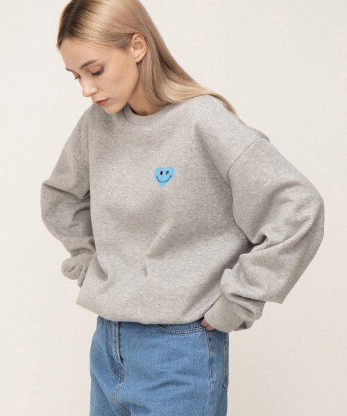 GRAVER（グレーバー）の「[UNISEX]スカイブルーハートスマイルマンツーマン_グレー（スウェット・レディース・グレー・MEDIUM/LARGE/X-LARGE）」の2枚目の写真
