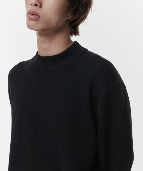 MUSINSA STANDARD（ムシンサスタンダード）の「ミニマルモックネックニット[ブラック]（ニット/セーター・メンズ・その他・LARGE/X-LARGE/XX-LARGE/SMALL/MEDIUM）」の2枚目の写真