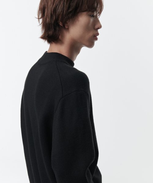 MUSINSA STANDARD（ムシンサスタンダード）の「ミニマルモックネックニット[ブラック]（ニット/セーター・メンズ・その他・LARGE/X-LARGE/XX-LARGE/SMALL/MEDIUM）」の4枚目の写真
