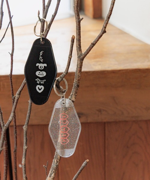 ALAND（エーランド）の「【UNISEX】ALAND×INAPSQUARE／プレートキーホルダー（キーホルダー・レディース・ホワイト/その他1/ブルー/ブラック・FREE）」の4枚目の写真