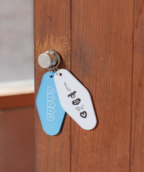 ALAND（エーランド）の「【UNISEX】ALAND×INAPSQUARE／プレートキーホルダー（キーホルダー・レディース・ホワイト/その他1/ブルー/ブラック・FREE）」の2枚目の写真