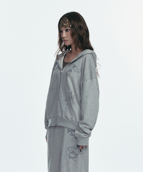 GILAARCHIVE（ギラアーカイブ）の「TATTOOED GRAPHIC HOOD ZIP-UP_GREY（パーカー・レディース・グレー・FREE）」の2枚目の写真