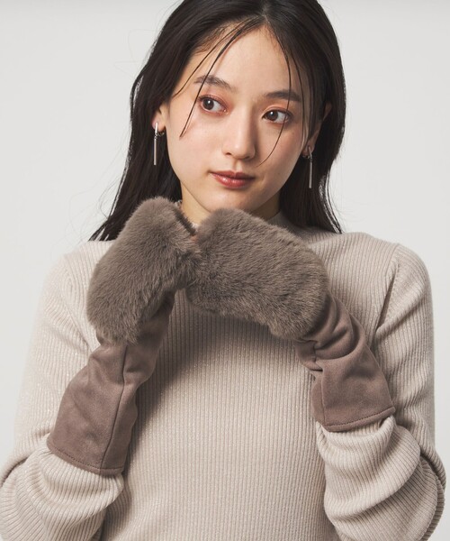green label relaxing（グリーンレーベルリラクシング）の「フェイクファー 切り替え アームウォーマー（手袋・レディース・ダークグレー/モカ・FREE）」の2枚目の写真