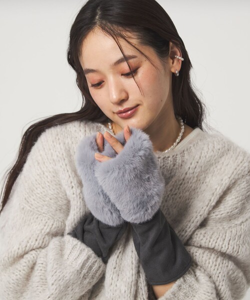 green label relaxing（グリーンレーベルリラクシング）の「フェイクファー 切り替え アームウォーマー（手袋・レディース・ダークグレー/モカ・FREE）」の3枚目の写真