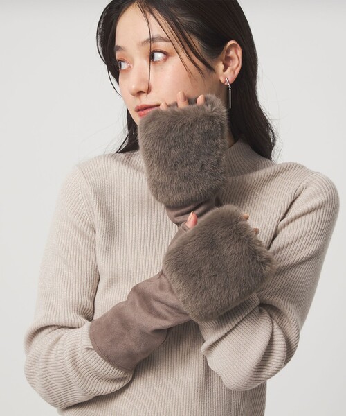 green label relaxing（グリーンレーベルリラクシング）の「フェイクファー 切り替え アームウォーマー（手袋・レディース・ダークグレー/モカ・FREE）」の4枚目の写真
