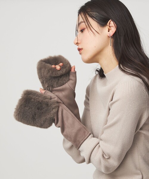 green label relaxing（グリーンレーベルリラクシング）の「フェイクファー 切り替え アームウォーマー（手袋・レディース・ダークグレー/モカ・FREE）」の5枚目の写真