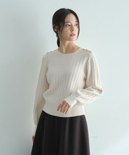 YECCA VECCA(イェッカヴェッカ)の「金釦ミニケーブルニット(ニット/セーター・レディース・ボルドー/アイボリー/サックスブルー/杢グレー/チャコールグレー・FREE)」の2枚目の写真