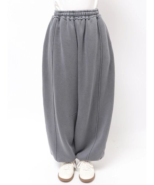 Ungrid(アングリッド)の「ピグメントスウェットルーズパンツ(スウェットパンツ・レディース・ベージュ/チャコールグレー・FREE)」の9枚目の写真