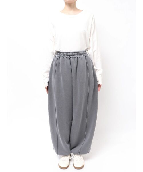 Ungrid(アングリッド)の「ピグメントスウェットルーズパンツ(スウェットパンツ・レディース・ベージュ/チャコールグレー・FREE)」の5枚目の写真